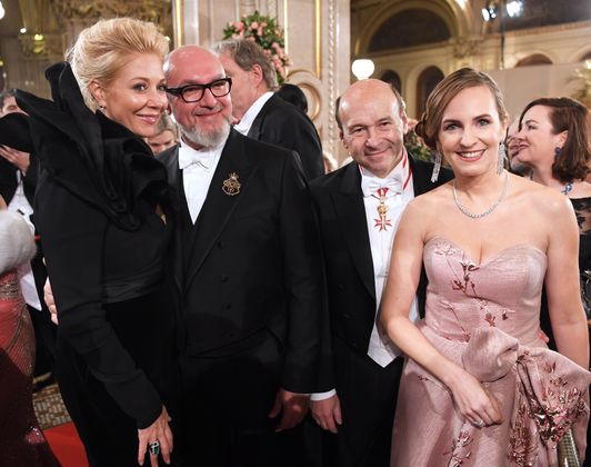 Nadja Swarovski mit Begleitung, Staatsoperndirektor Dominique Meyer und Opernball-Organisatorin Maria Großbauer.