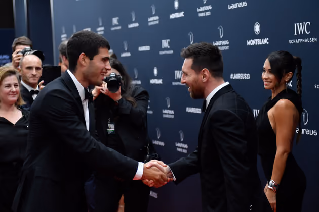 Fußballstar Lionel Messi mit Tennisspieler Carlos Alcaraz.