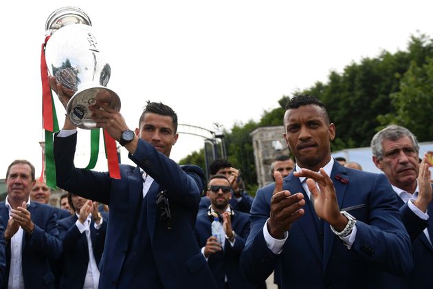 Bei der Abreise aus dem Team-Camp in Marcoussis präsentierte Kapitän Cristiano Ronaldo noch einmal den EM-Pokal.