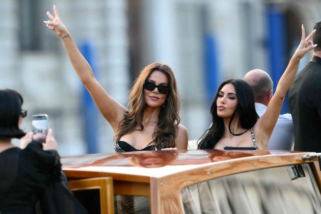 Kris Jenner macht Fotos von Khloe Kardashian (Mi.) und Kim Kardashian