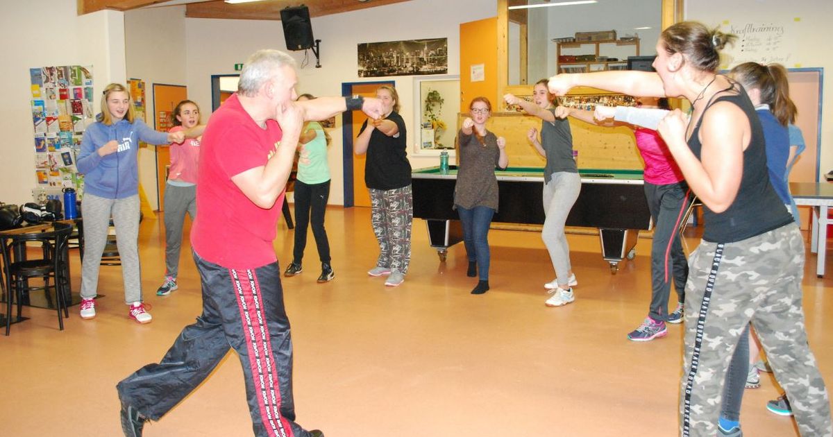 M-dchen-lernen-sich-zu-wehren-Kurs-zur-Selbstverteidigung-im-Jugendzentrum