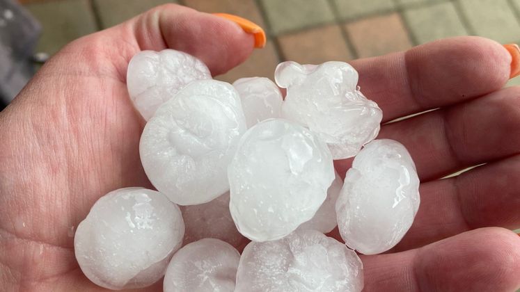 Größere Hagelkörner gab es etwa in Bichlbach.