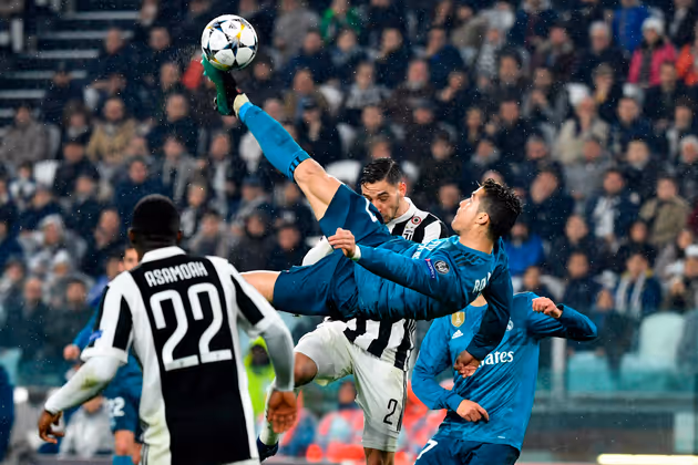 Foto des Monats April: Spektakulärer Fallrückzieher-Treffer von Cristiano Ronaldo: Auf dem Weg zum Titel-Hattrick in der Champions League schoss der Portugiese Juventus K.o. Im Sommer wechselte Ronaldo für 120 Millionen Euro nach Turin.