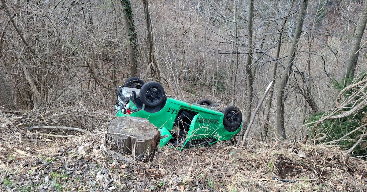 Auto-auf-Viller-Stra-e-abgest-rzt-eine-Person-verletzt