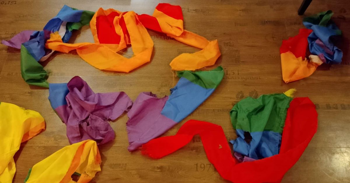 Feuer-gelegt-und-Regenbogenflagge-zerst-rt-Gezielter-Angriff-auf-HOSI-Tirol