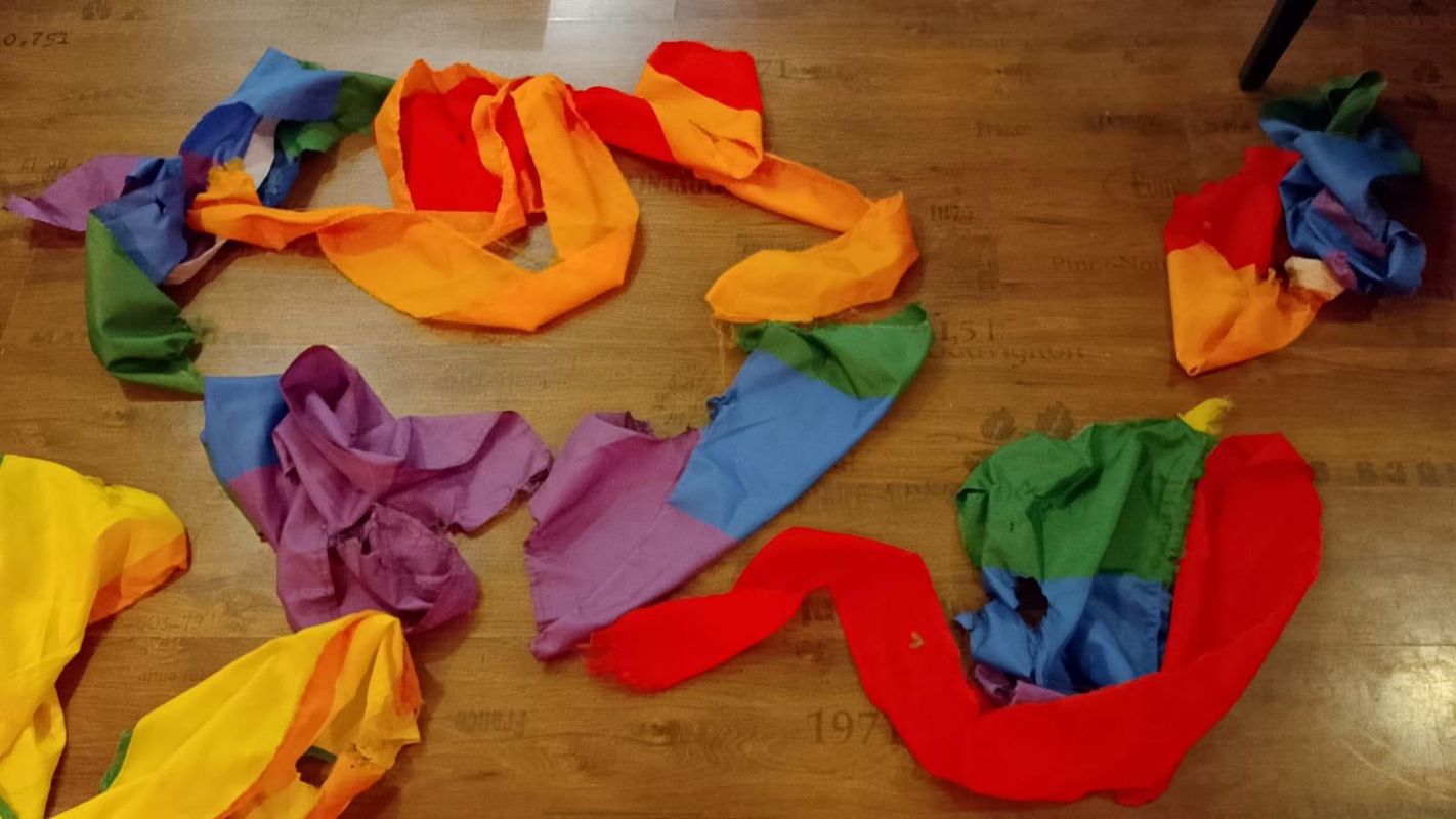Feuer gelegt und Regenbogenflagge zerstört: Gezielter Angriff auf HOSI Tirol