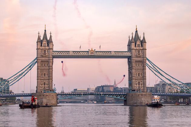ABD0009_20240512 - LONDON - GROSSBRITANNIEN: ++ HANDOUT ++ ZU APA0095 VOM 12.5.2024 - Erstmals ist die fast 130 Jahre alte Londoner Tower Bridge am Sonntag, 12. Mai 2024, von Menschen durchflogen worden. Der Bregenzer Marco Fürst und Marco Waltenspiel aus Oberndorf/Salzburg flogen um 05.23 Uhr Londoner Zeit (06.23 MESZ) mit Wingsuits zwischen der Fahrbahn und der hoch darüber liegenden historischen Fußgängerbrücke durch. ++ This image may only be used for editorial purpose in one-time publications and strictly limited to the purpose of use stated in the terms and conditions of the service where you retrieved the image. It must not be altered or modified. ++. - FOTO: APA/WWW.REDBULLMEDIAHOUSE.COM/ALEX GRYMANIS / RED BULL CONTENT POOL - ++ WIR WEISEN AUSDRÜCKLICH DARAUF HIN, DASS EINE VERWENDUNG DES BILDES AUS MEDIEN- UND/ODER URHEBERRECHTLICHEN GRÜNDEN AUSSCHLIESSLICH IM ZUSAMMENHANG MIT DEM ANGEFÜHRTEN ZWECK UND REDAKTIONELL ERFOLGEN DARF - VOLLSTÄNDIGE COPYRIGHTNENNUNG VERPFLICHTEND ++