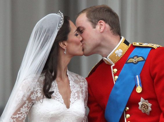 Bei ihrer Hochzeit 2011 haben sich Prinz William und seine Frau Catherine auf dem Balkon geküsst, wie es sich für britische Royals gehört.