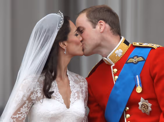 Bei ihrer Hochzeit 2011 haben sich Prinz William und seine Frau Catherine auf dem Balkon geküsst, wie es sich für britische Royals gehört.