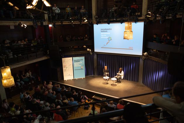 Die Schriftstellerin, Filmemacherin, Essayistin und Tsitsi Dangarembga, der Friedenspreisträgerin des Deutschen Buchhandels 2021, im Gespräch mit Bascha Mika (l.).