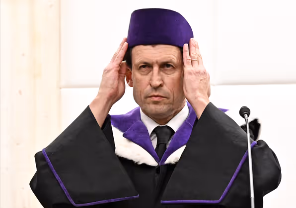 "Freiheitsentziehung kann nie Selbstzweck sein." - VfGH-Präsident Christoph Grabenwarter warnt vor Grundrechtseingriffen ... "Bei uns gibt es keine Mascherlposten." - ... und lässt sich keine Politgünstlinge unterjublen.