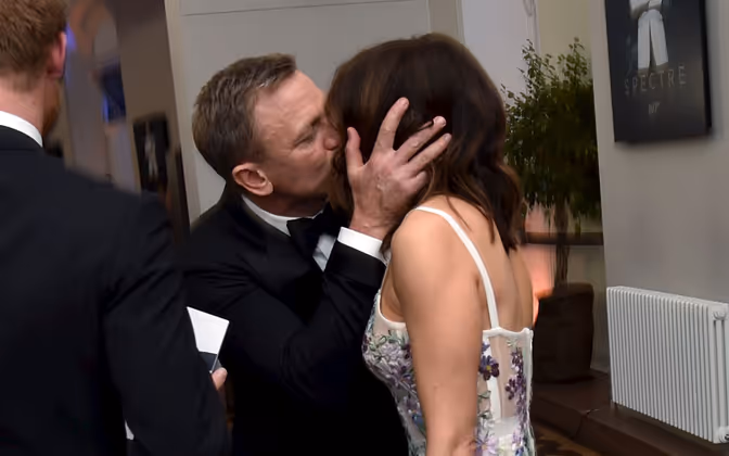 Ein letzter Kuss vor der Premiere: Daniel Craig und Rachel Weisz.