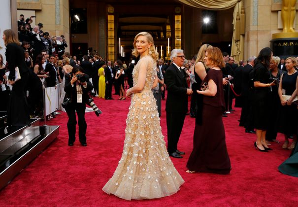 Cate Blanchett auf dem Weg ins Dolby Theatre. Da wusste sie noch nicht, dass sie mit einem Oscar nach Hause gehen sollte.