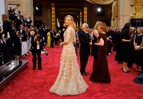 Cate Blanchett auf dem Weg ins Dolby Theatre. Da wusste sie noch nicht, dass sie mit einem Oscar nach Hause gehen sollte.