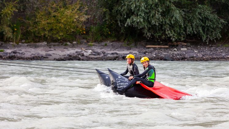 Herzstück von „UpStream Surfing“ ist das rote „Unterwassersegel“.