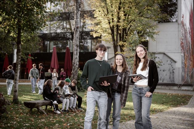 Rundgang über den Schulcampus – modern, offen und einladend.  
 