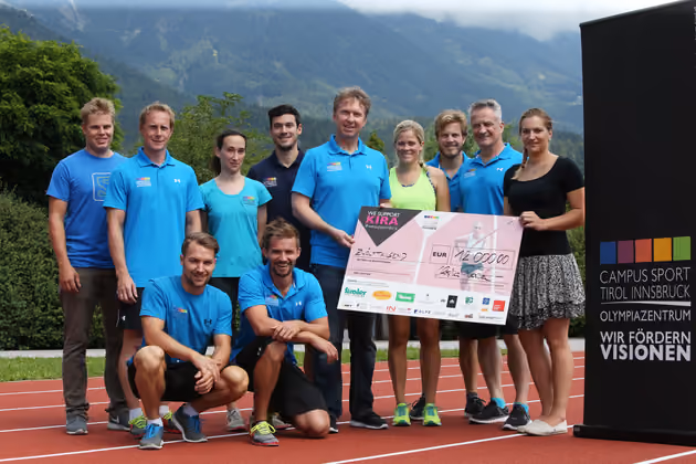 Die Initiatoren des Benefizlaufs, Campus Sport Tirol/Innsbruck - Olympiazentrum, konnten Kira Grünbergs Schwester Brit einen Spendenscheck in der Höhe von 12.000 Euro überreichen.