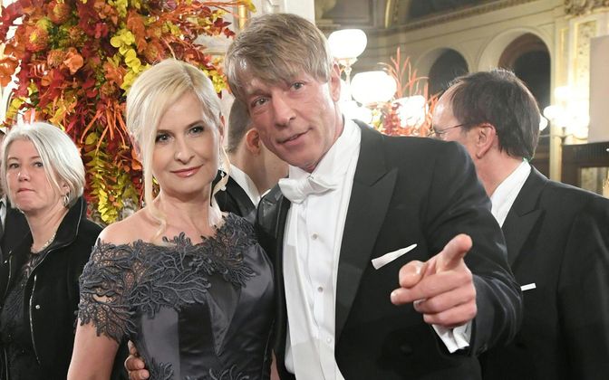 Moderator Dominic Heinzl hält seine Lebensgefährtin Sonja Sarközi im Arm.