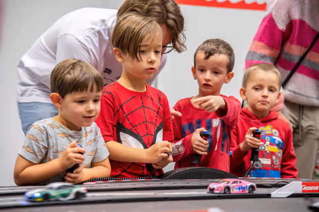 Ein Zwischenstopp beim Autorennen. Hier zeigen Otto, Emil und Lukas ihr Geschick. 