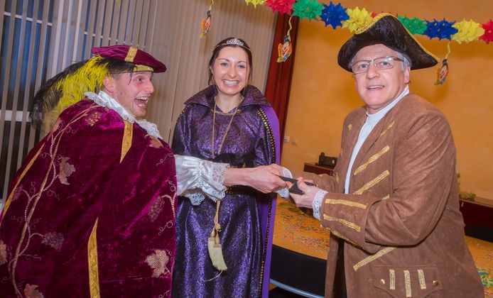 Auch im Osttiroler Sillian ist das Faschingstreiben eröffnet. Bürgermeister Erwin Schiffmann übergibt den Schlüssel der Gemeinde an das Grafenpaar.