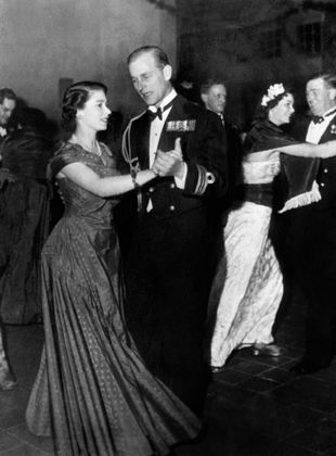Die künftige Königin und ihr Mann Philip beim Sambatanzen auf einem Ball der Royal Navy 1950