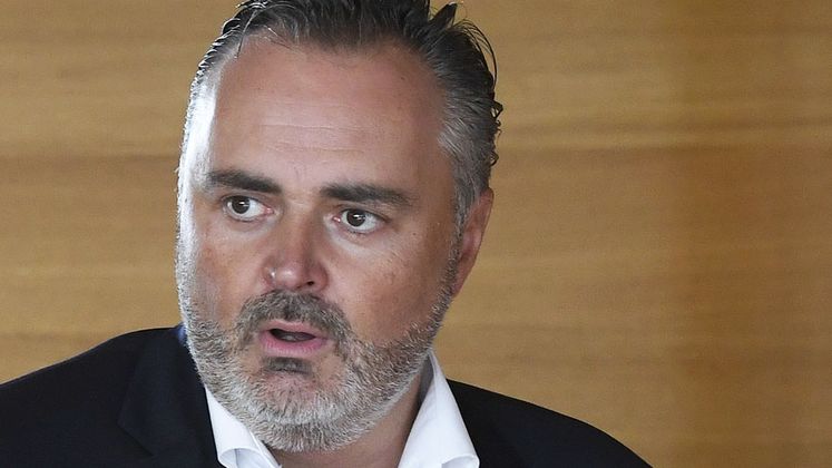 "Ich kann an dieser Stelle sagen, dass es mit Sicherheit ein politischer Fehler war, diese Entscheidung so zu treffen. Ich bin hier einem Denkfehler aufgesessen." - Doch nicht Landeskaiser: Hans Peter Doskozil muss auf seine Verlobte im Landeshauptmann-Büro verzichten.
