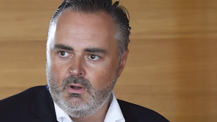 "Ich kann an dieser Stelle sagen, dass es mit Sicherheit ein politischer Fehler war, diese Entscheidung so zu treffen. Ich bin hier einem Denkfehler aufgesessen." - Doch nicht Landeskaiser: Hans Peter Doskozil muss auf seine Verlobte im Landeshauptmann-Büro verzichten.