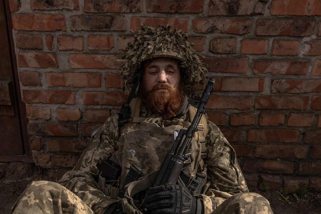 Ukrainischer Soldat in der Nähe der Frontlinie.