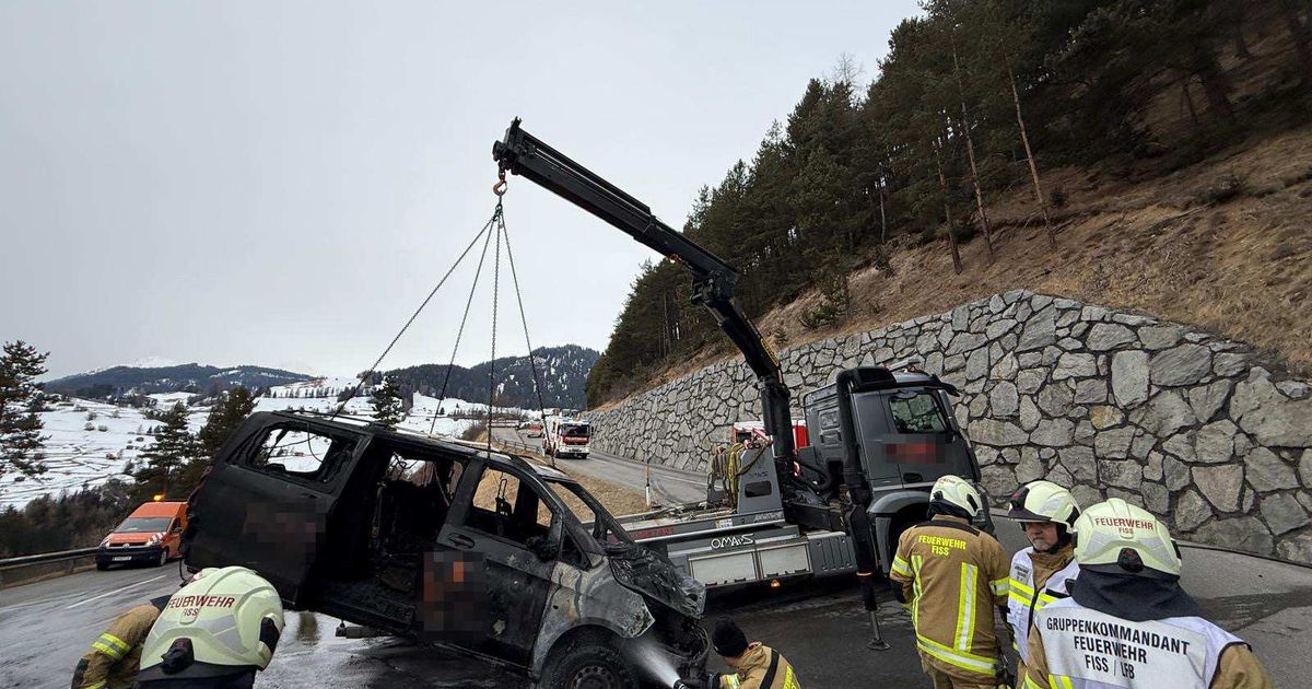 Van-ging-in-Flammen-auf-Familie-mit-kleinen-Kindern-rettete-sich-gerade-noch-rechtzeitig