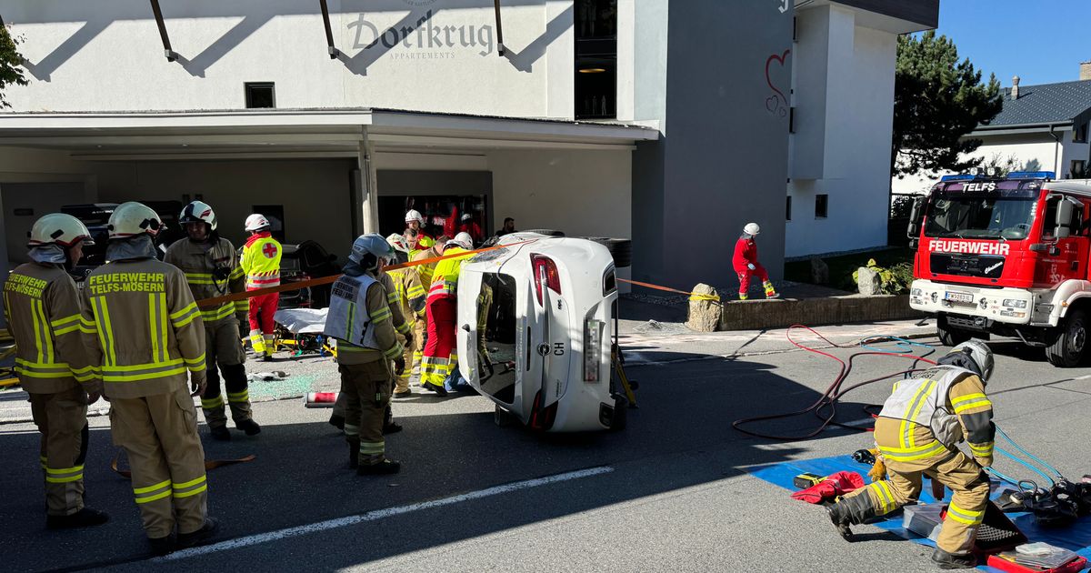 Fahrzeug-berschlag-in-M-sern-Zwei-Verletzte-in-Auto-eingeschlossen