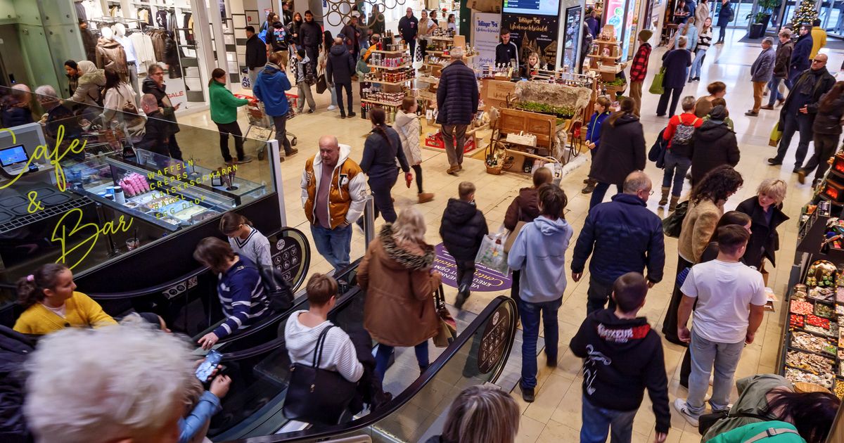 Vorr-te-auff-llen-Gutscheine-einl-sen-Hochbetrieb-in-den-Tiroler-Gesch-ften