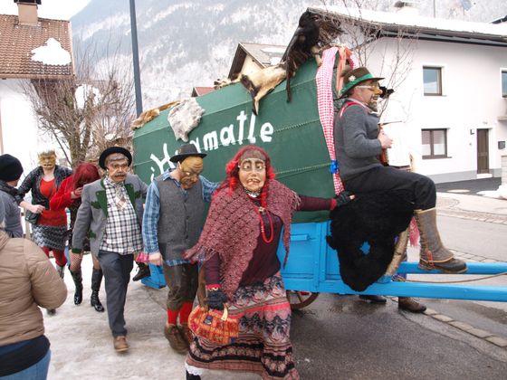 In den Jahren ohne Schellerlaufen geht man in Nassereith in die "wilde Fasnacht". So auch heute am Unsinnigen Donnerstag. Der Auftritt der "Karrner" als Hauptdarsteller - begleitet von unzähligen kleinen Wagen und Ruaßlern war wie gewohnt rustikal-humorig.