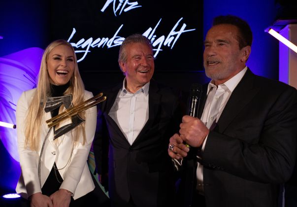 Der amerikanische Ski-Star Lindsay Vonn mit Trainerlegende Robert Trenkwalder und Arnold Schwarzenegger (r.) bei der Award-Verleihung.
