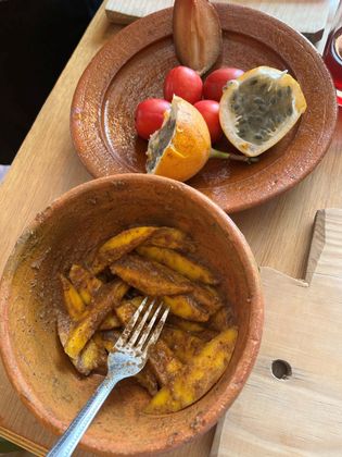 Doch bevor wir mit dem Kochen beginnen, werden Früchte verkostet. Die Mangostücke hat Milton mit pikanten Gewürzen gemischt.