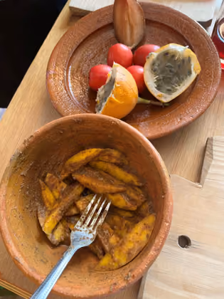 Doch bevor wir mit dem Kochen beginnen, werden Früchte verkostet. Die Mangostücke hat Milton mit pikanten Gewürzen gemischt.