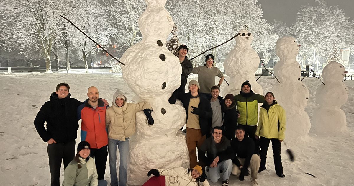 Students built a 3.60-meter-high snowman in Innsbruck's snowstorm