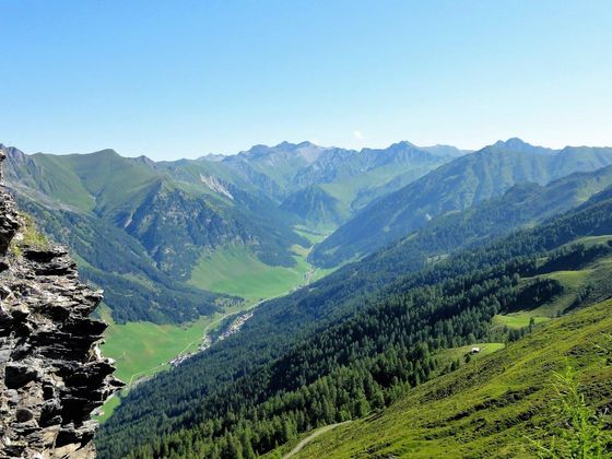 Ein schöner Blick von der Ottenspitze ins Schmirntal.