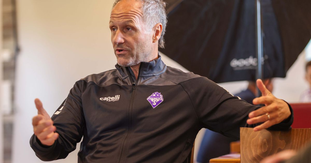 Kirchler-Wacker-Salzburg-und-Fans-ber-ein-nettes-Plakat-w-rde-ich-mich-freuen-