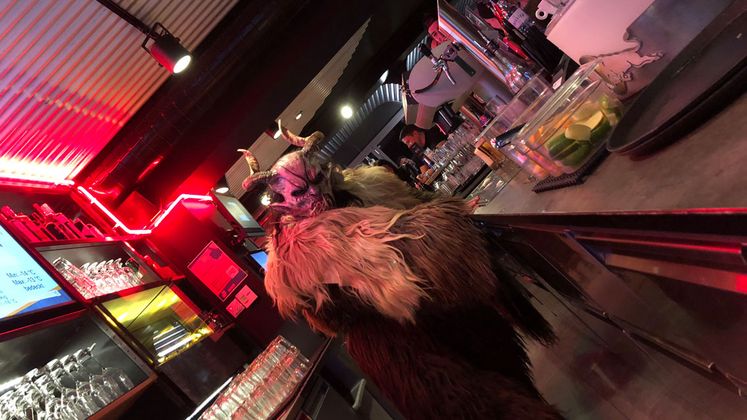 Krampus als Barkeeper und Kellner in Sölden (Werkstatt Sölden).