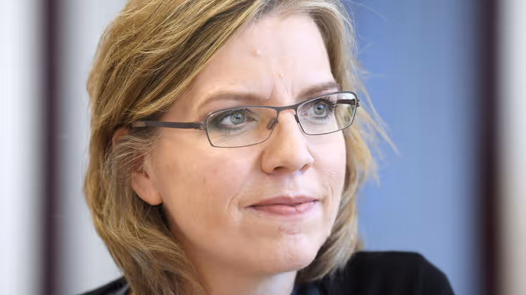 "Wir haben das Regierungsprogramm gemeinsam verhandelt, ich glaube nicht, dass es ihn aus den türkisen oder sonstig färbigen Socken haut." – Alles fest verschnürt bei Blümel, meint die grüne Umweltministerin Leonore Gewessler.