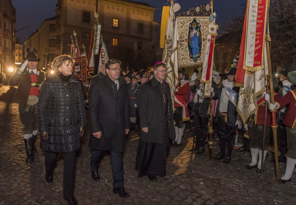 Bischof Scheuer Seite an Seite mit Bürgermeisterin Christine Oppitz-Plörer und Landeshauptmann Günther Platter.