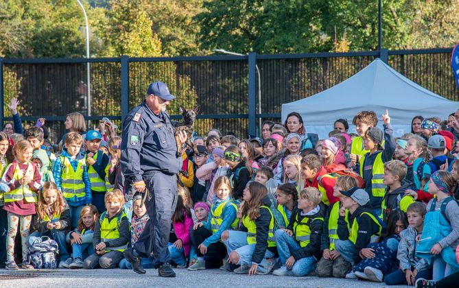Dietmar Lintner, Landesausbildungsleiter der Hundestaffel stellt den 10 Woche alten Rüden Ron (wird als Personenspürhund ausgebildet) der Menge vor.