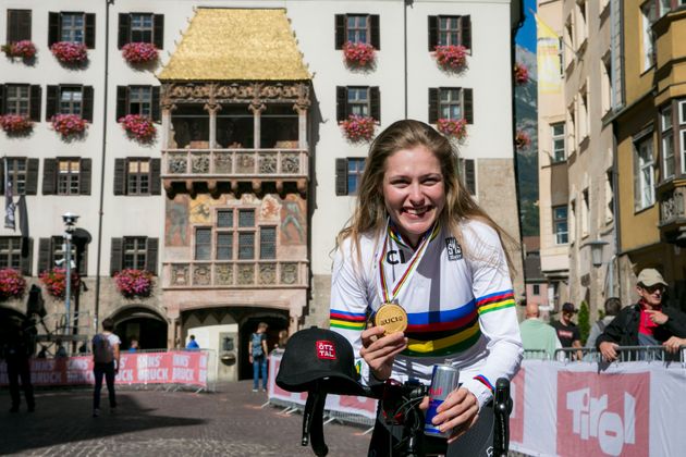 Die 18-Jährige präsentiert ihre Goldmedaille vor dem Goldenen Dachl.