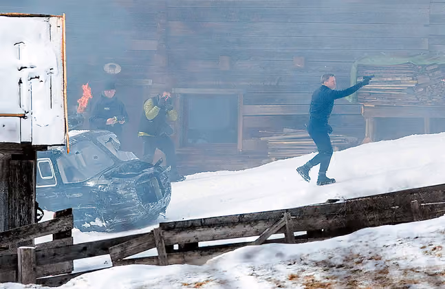 James Bond ist hart im Nehmen: Kaum raus aus dem Wrack jagt er anscheinend schon wieder einen Bösewicht.