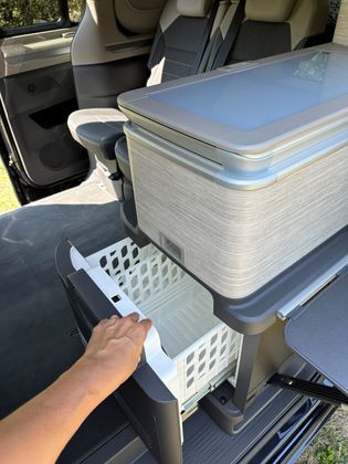 Griffbereit: Die Kühlbox lässt sich auch von außen bedienen.