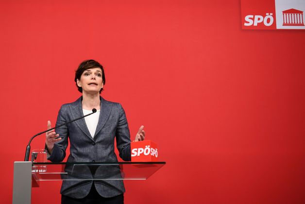 "Alles, was mehr als 20 Prozent Beteiligung ist, ist ein Erfolg." SPÖ-Vorsitzende Pamela Rendi-Wagner legt sich die Latte für die Vertrauensabstimmung nicht allzu hoch.