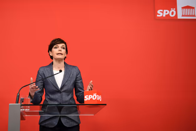 "Alles, was mehr als 20 Prozent Beteiligung ist, ist ein Erfolg." SPÖ-Vorsitzende Pamela Rendi-Wagner legt sich die Latte für die Vertrauensabstimmung nicht allzu hoch.