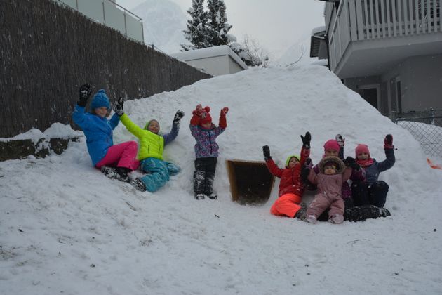 Sieben Mädchen haben in Völs ein Iglu geschaufelt. Es ist etwas über 2,50 Meter hoch und innen so groß, dass alle Platz haben.