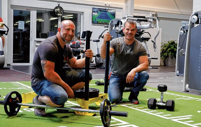KRAFTTRAINING: Für allgemeine Verbesserung des Bewegungsapparates durch gezielten Muskelaufbau im Kraftraum bieten moderne Geräte optimalen Trainingserfolg.