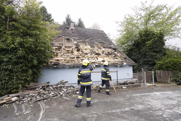 ABD0014_20240502 - HART BEI GRAZ - STERREICH: ZU APA0067 VOM 2.5.2024 - Ein Mann (72) ist am Donnerstag, 2. Mai 2024, in Hart bei Graz offenbar nach einer Gasexplosion in seinem Haus "schwerst verletzt" worden, wie ein Polizist der APA sagte. Eine Hauswand ist eingestrzt. Im Bild: Einsatzkrfte am Unglcksort. - FOTO: APA/ERWIN SCHERIAU